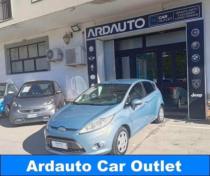 Grigio Usata 2009 Ford Fiesta Titanium Due volumi | 3900 € (Buon prezzo) - Immagine 1/4