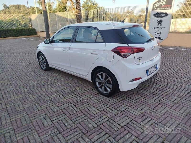 Usata Hyundai i20 Style 75 CV (55 kW) 2015 Bianco Berlina