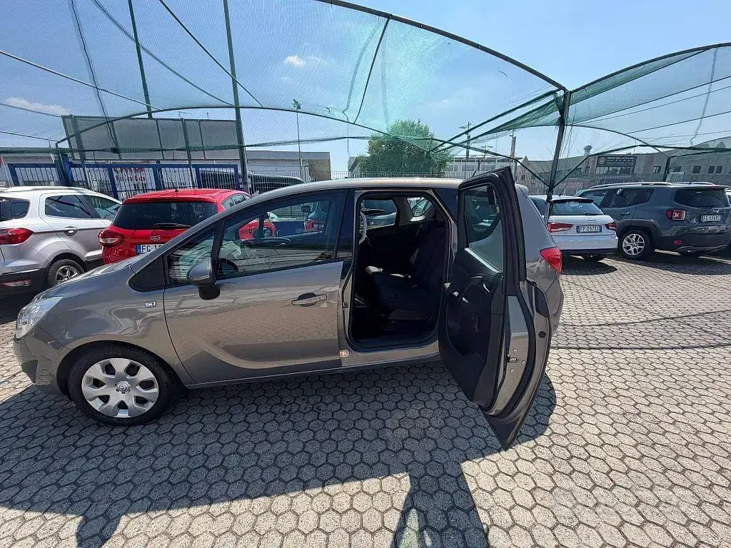 Usata Opel Meriva 101 CV (74 kW) 2011 Grigio Monovolume