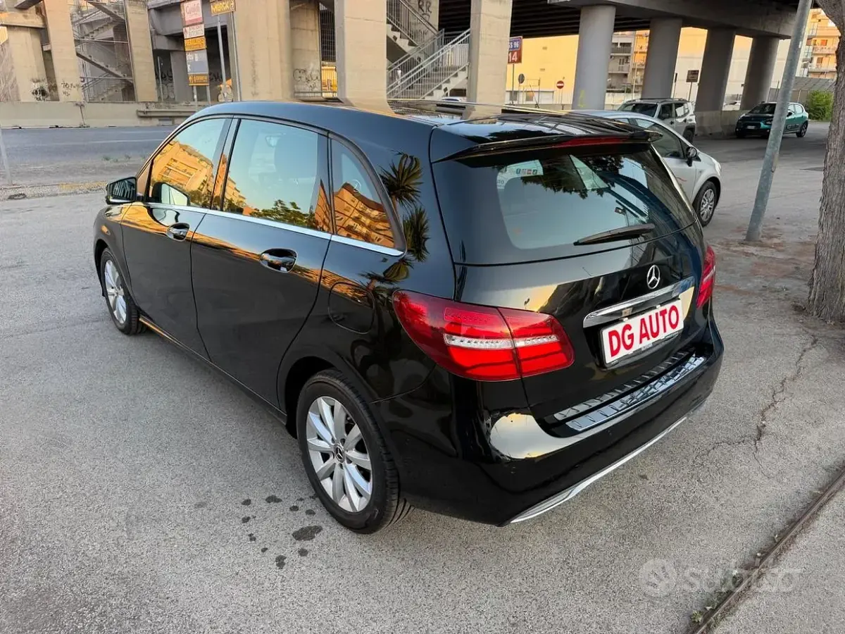 Usata Mercedes B180 Premium 109 CV (80 kW) 2018 Nero Utilitaria