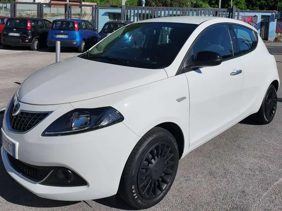 Usata Lancia Ypsilon Silver 69 CV (50 kW) 2023 Bianco Utilitaria