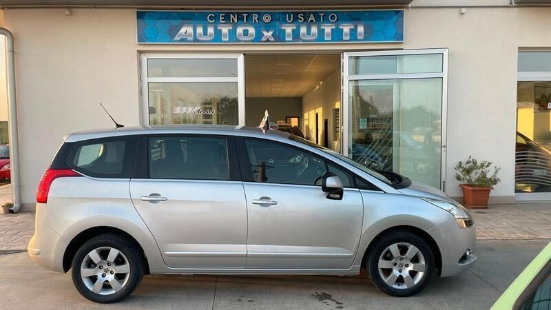 Usata Peugeot 5008 Family 112 CV (82 kW) 2011 Grigio Monovolume