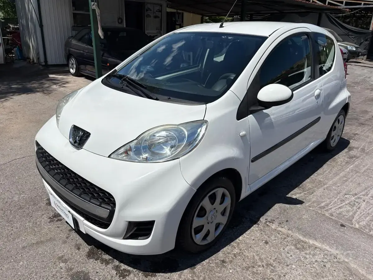 Usata Peugeot 107 68 CV (50 kW) 2013 Bianco Utilitaria
