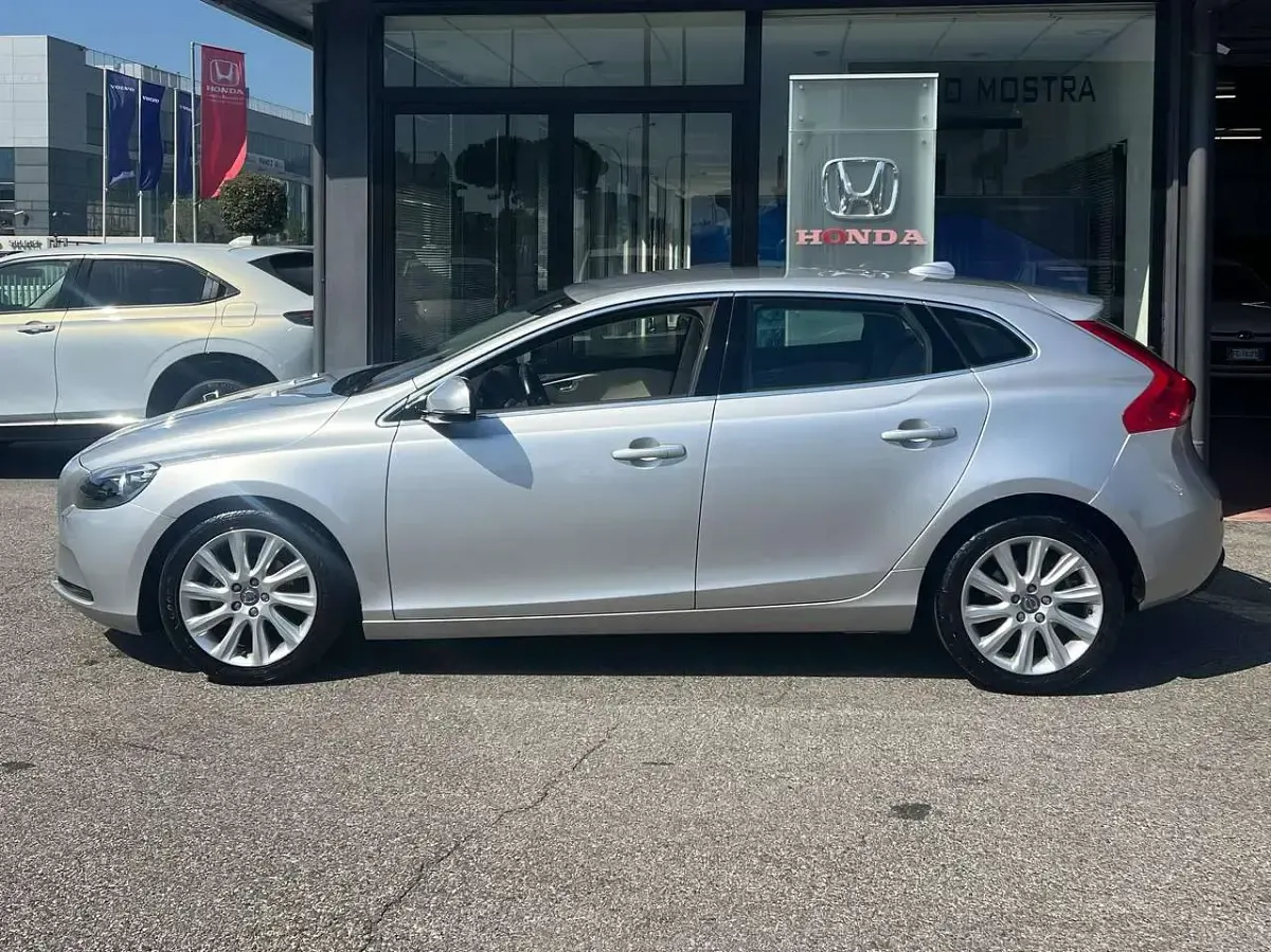 Usata Volvo V40 Momentum 114 CV (83 kW) 2015 Argento Berlina