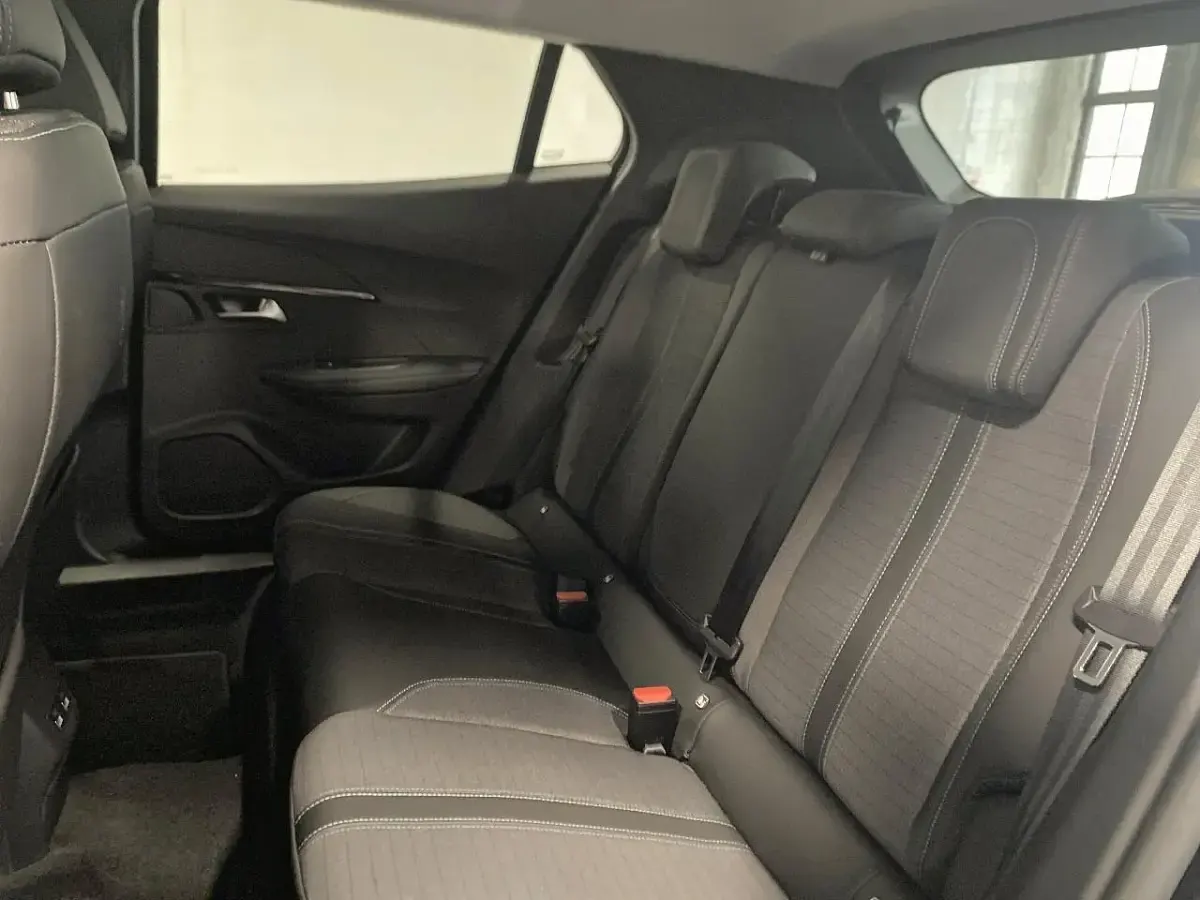 Usata Peugeot e-2008 Allure 100 kW (136 CV) 2021 Nero SUV