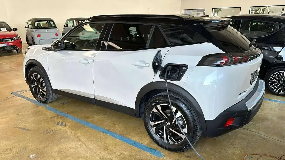 Usata Peugeot e-2008 GTi 100 kW (136 CV) 2023 Bianco SUV