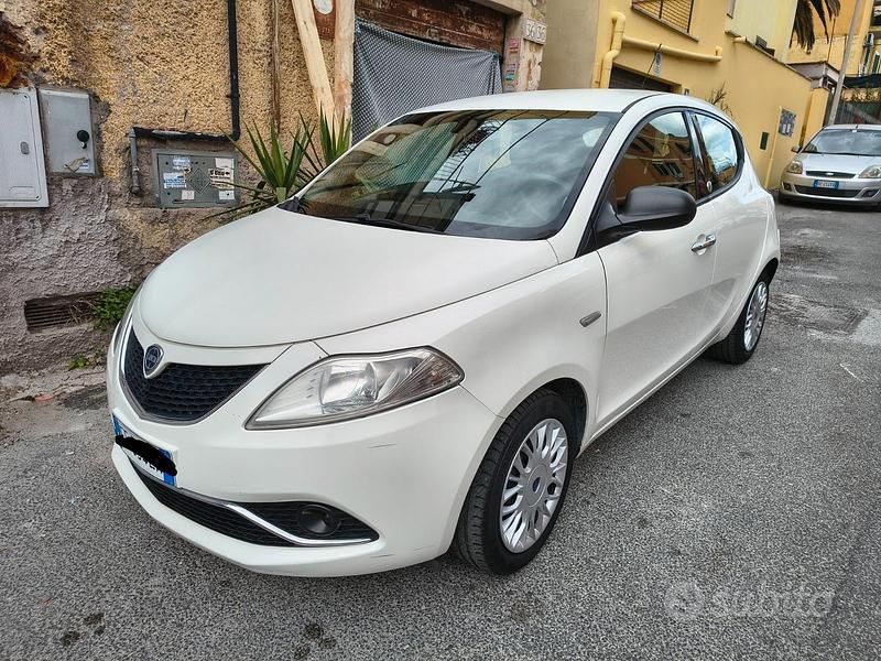 Usata Lancia Ypsilon 69 CV (50 kW) 2016 Bianco Utilitaria