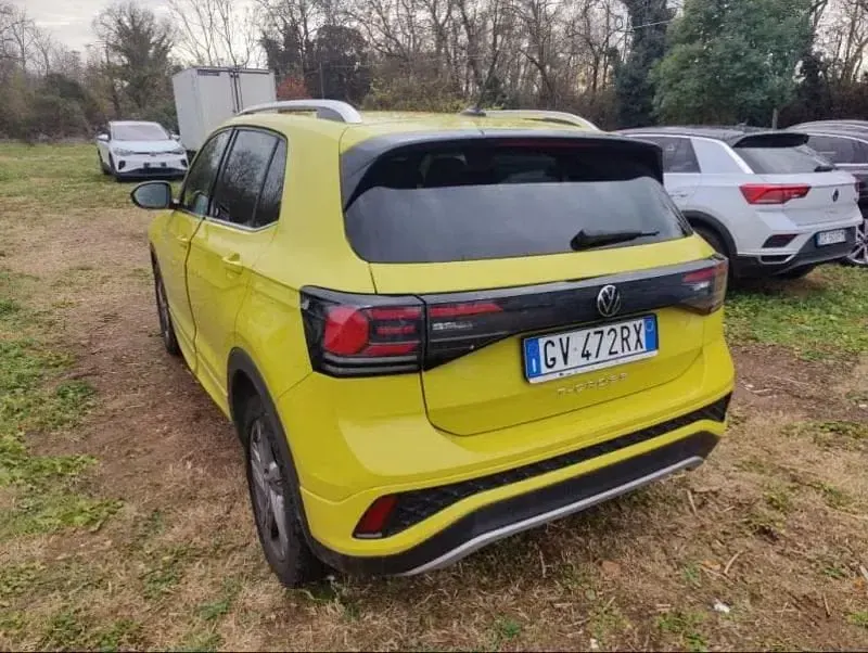 Usata VW T-Cross R-line 116 CV (85 kW) 2024 Giallo SUV