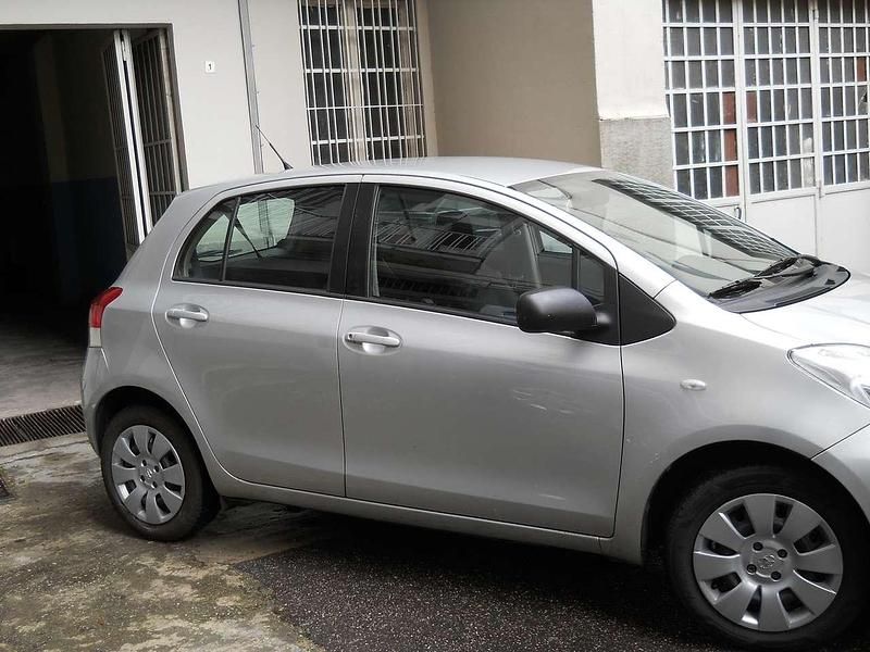 Usata Toyota Yaris Sol 101 CV (74 kW) 2010 Argento Utilitaria