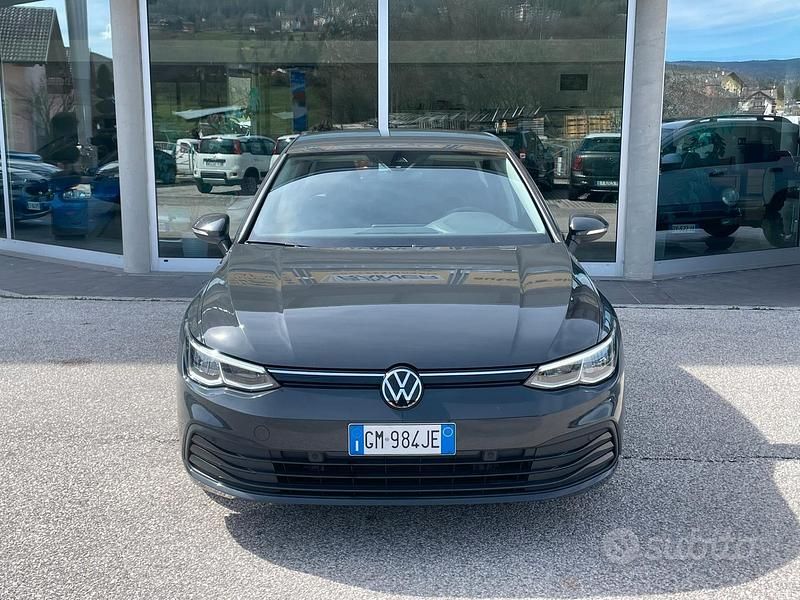 Usata VW Golf VIII Life 116 CV (85 kW) 2023 Grigio Berlina