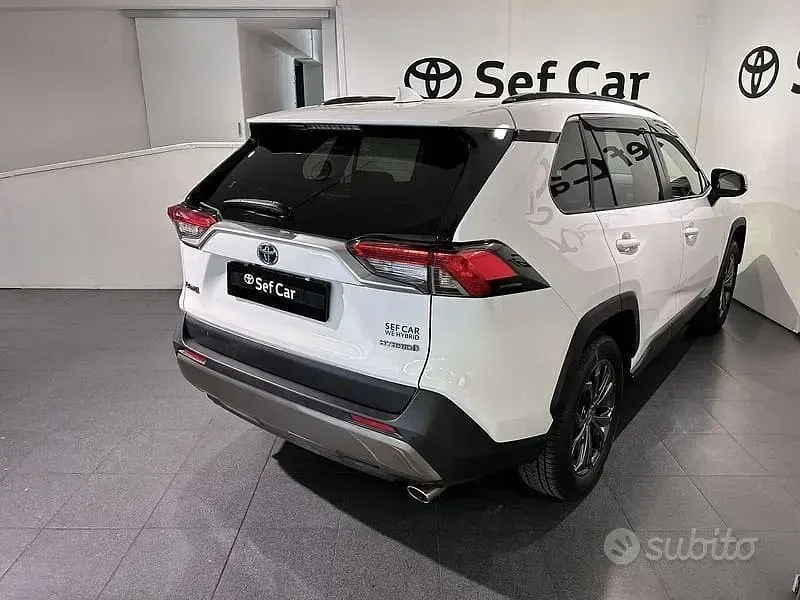 Usata Toyota RAV4 Hybrid Active 218 CV (160 kW) 2023 Bianco SUV