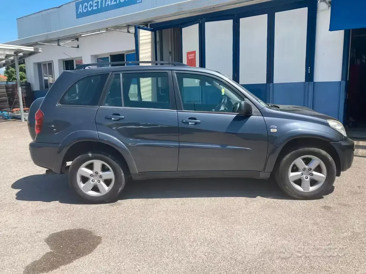 Usata Toyota RAV4 116 CV (85 kW) 2005 Grigio SUV