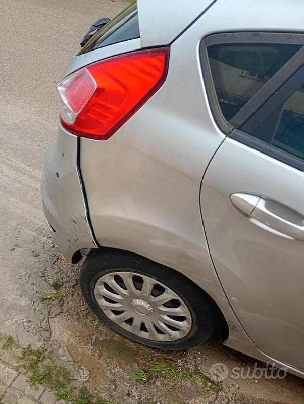 Usata Ford Fiesta 2015 Grigio Utilitaria