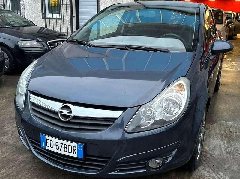 Grigio Usata 2010 Opel Corsa Edition Tre volumi | 3190 € (Buon prezzo) - Immagine 1/4