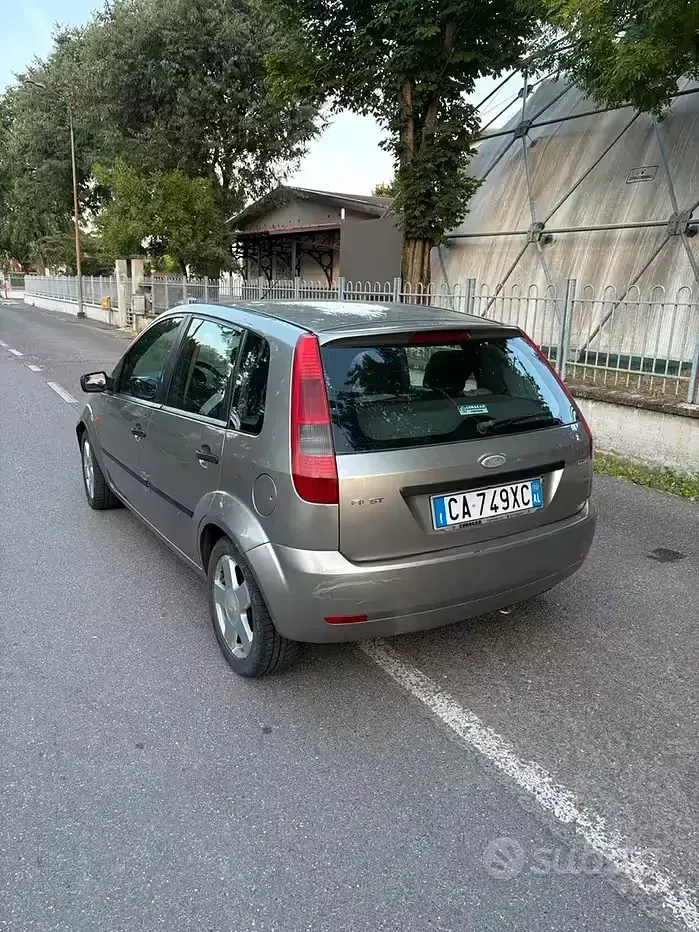 Usata Ford Fiesta 68 CV (50 kW) 2002 Grigio Utilitaria