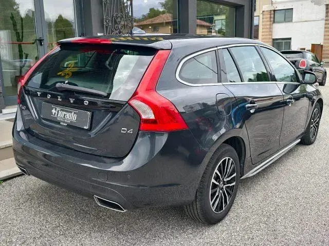 Usata Volvo V60 R-Design Momentum 181 CV (133 kW) 2015 Nero Station wagon