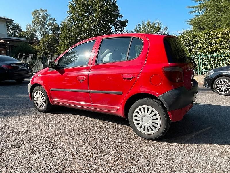 Usata Toyota Yaris 68 CV (50 kW) 2000 Rosso Berlina