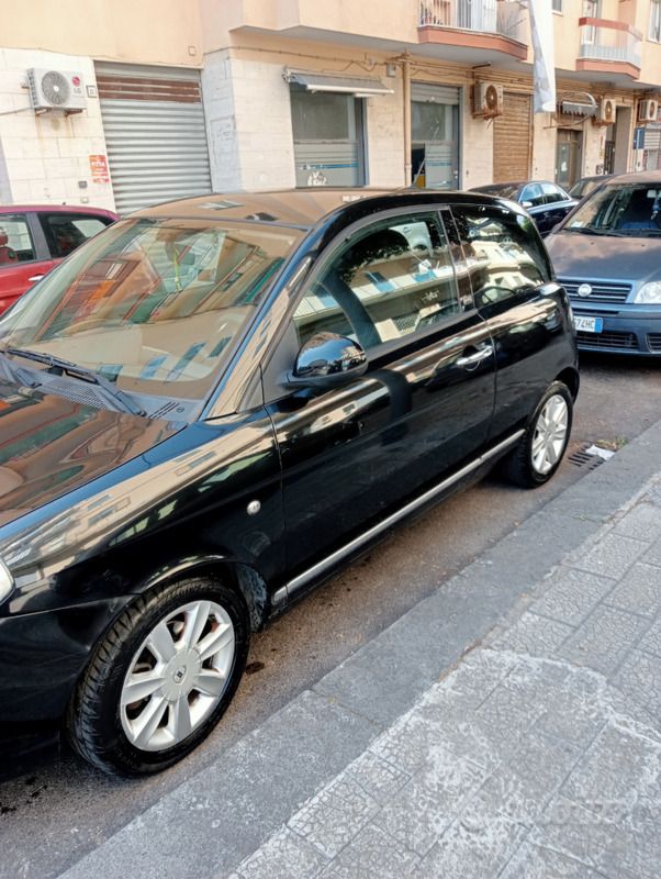 Usata Lancia Ypsilon 60 CV (44 kW) 2011 Nero Utilitaria