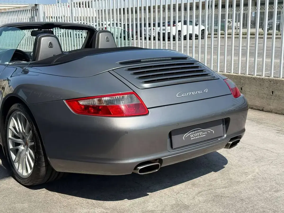 Usata Porsche 911 Carrera 4 Cabriolet 325 CV (239 kW) 2007 Grigio meteorite Cabrio
