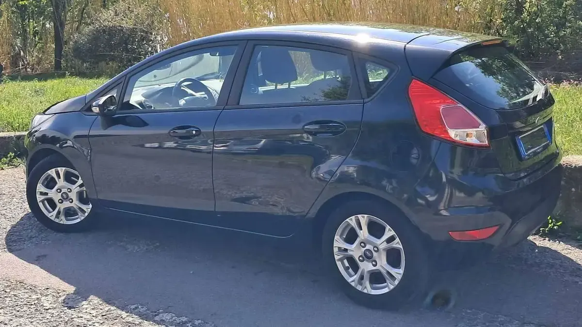 Usata Ford Fiesta 75 CV (55 kW) 2013 Nero Berlina