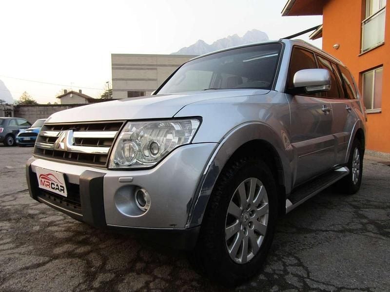 Argento metallizzato Usata 2007 Mitsubishi Pajero Instyle SUV | 7999 € (Super prezzo) - Immagine 1/4