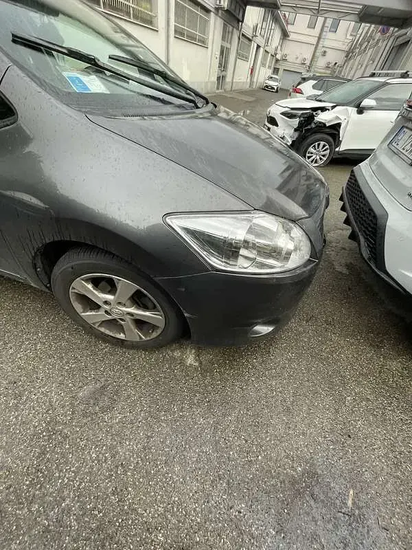 Usata Toyota Auris Sol 132 CV (97 kW) 2010 Grigio Utilitaria