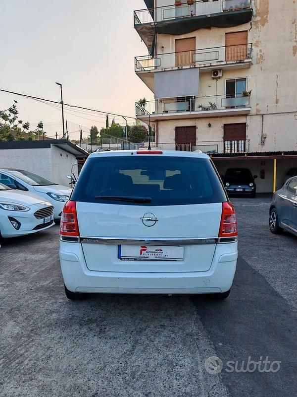 Usata Opel Zafira Business 110 CV (80 kW) 2012 Bianco Monovolume