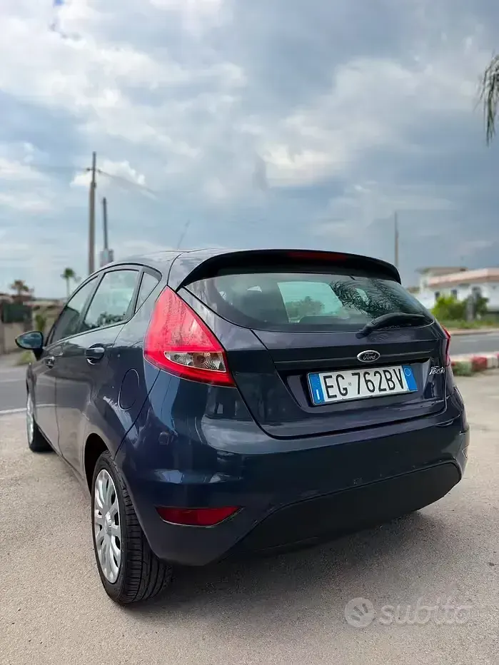 Usata Ford Fiesta 82 CV (60 kW) 2012 Blu Berlina