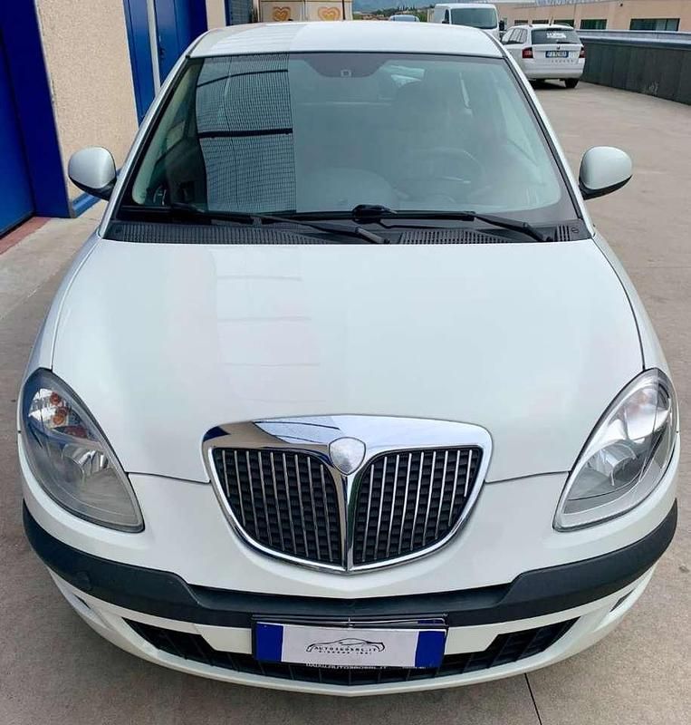 Usata Lancia Ypsilon 69 CV (50 kW) 2010 Bianco pastello Utilitaria