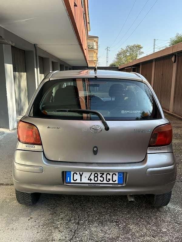Usata Toyota Yaris Sol 65 CV (47 kW) 2005 Utilitaria
