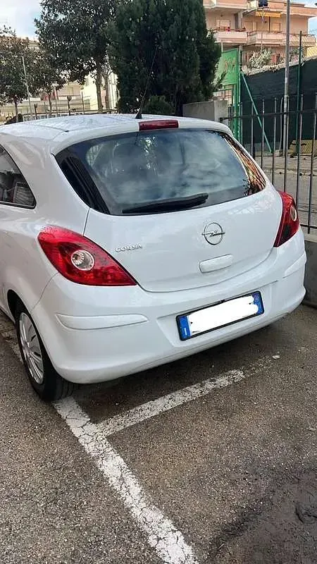 Usata Opel Corsa Club 65 CV (47 kW) 2010 Bianco Utilitaria