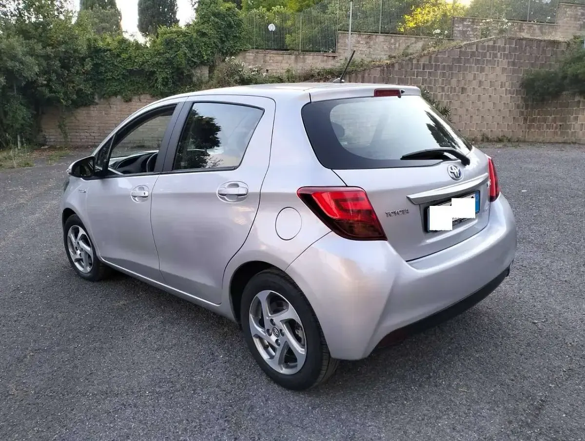 Usata Toyota Yaris Hybrid Active 73 CV (53 kW) 2016 Argento Berlina