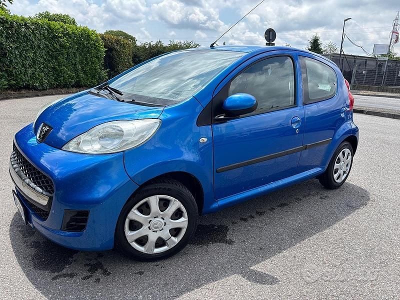 Blu Usata 2010 Peugeot 107 Due volumi | 4500 € - Immagine 1/4