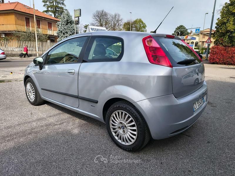 Usata Fiat Grande Punto Dynamic 65 CV (47 kW) 2005 Argento Utilitaria