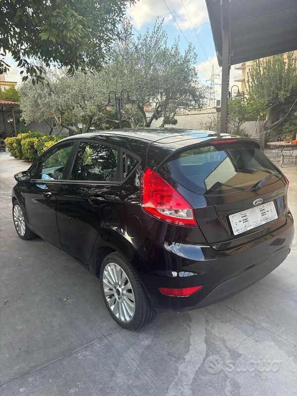 Usata Ford Fiesta 96 CV (70 kW) 2011 Nero Utilitaria