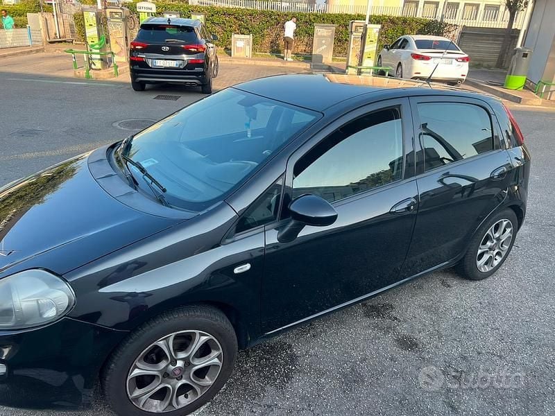 Usata Fiat Punto Lounge 69 CV (50 kW) 2017 Nero Berlina