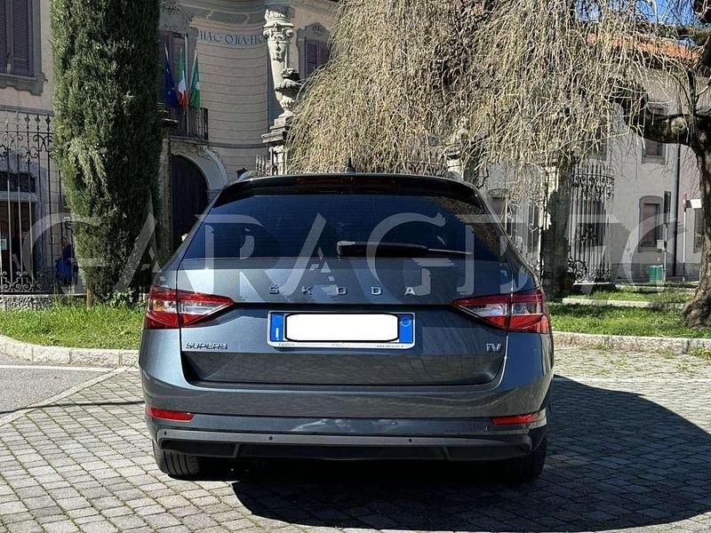 Usata Skoda Superb 156 CV (114 kW) 2021 Grigio scuro Station wagon