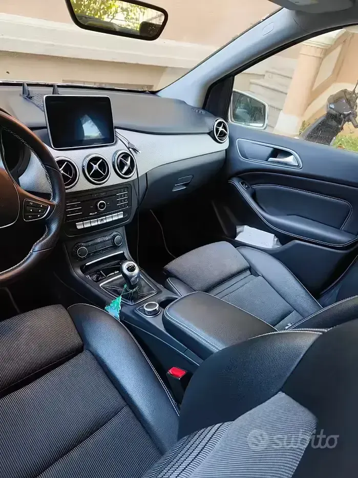 Usata Mercedes B180 109 CV (80 kW) 2016 Grigio Monovolume
