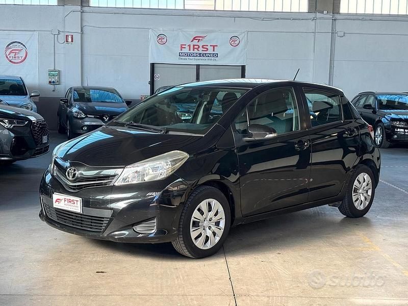 Usata Toyota Yaris Lounge 69 CV (50 kW) 2013 Nero Utilitaria