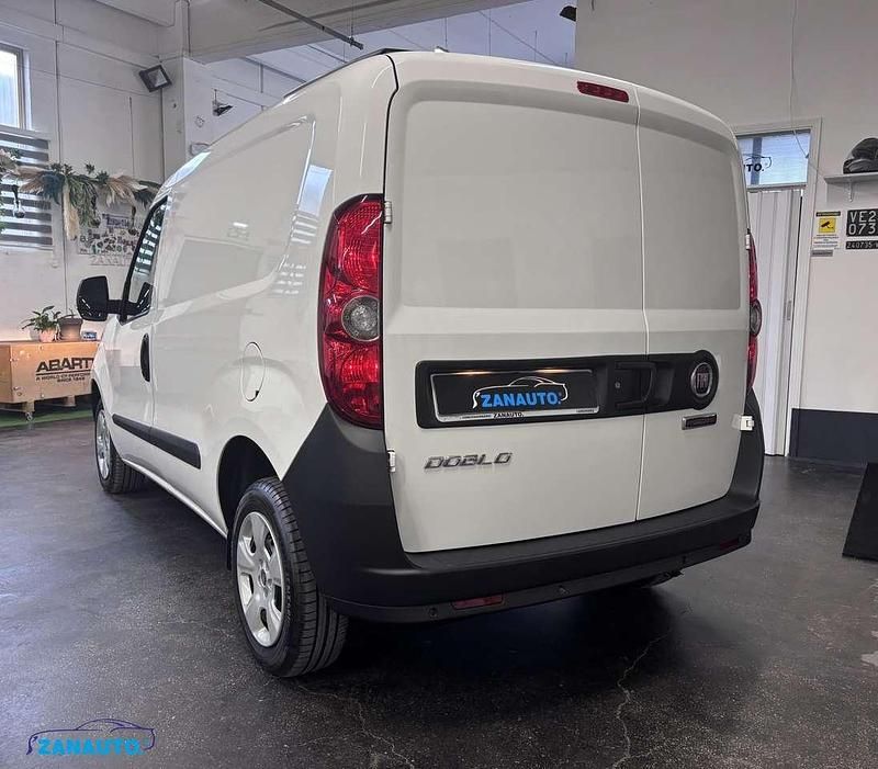Usata Fiat Doblò Easy 90 CV (66 kW) 2022 Bianco pastello Monovolume
