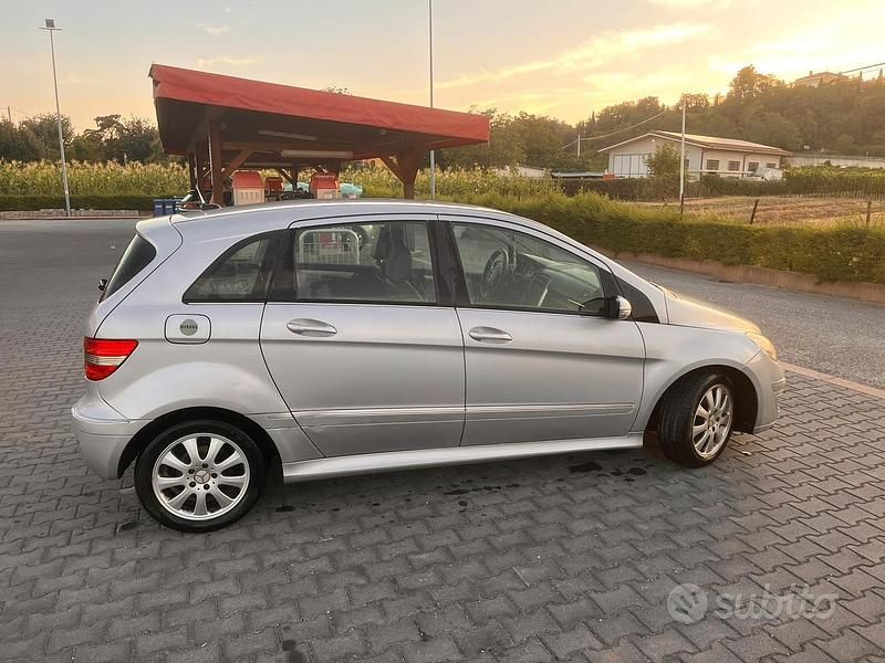 Usata Mercedes B180 109 CV (80 kW) 2009 Grigio Monovolume