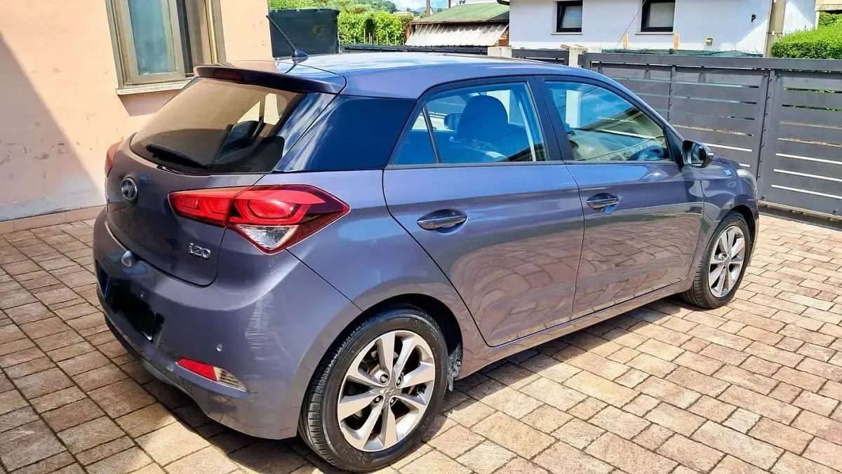 Usata Hyundai i20 Style 75 CV (55 kW) 2015 Grigio Utilitaria
