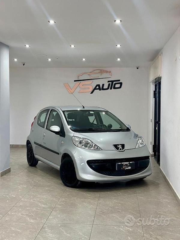 Usata Peugeot 107 68 CV (50 kW) 2005 Grigio Utilitaria
