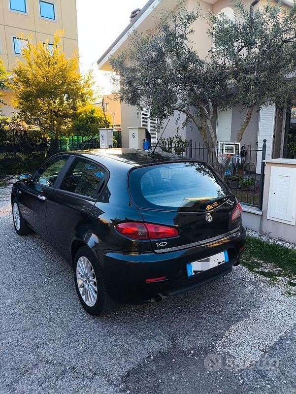 Usata Alfa Romeo 147 Distinctive 116 CV (85 kW) 2005 Nero Utilitaria