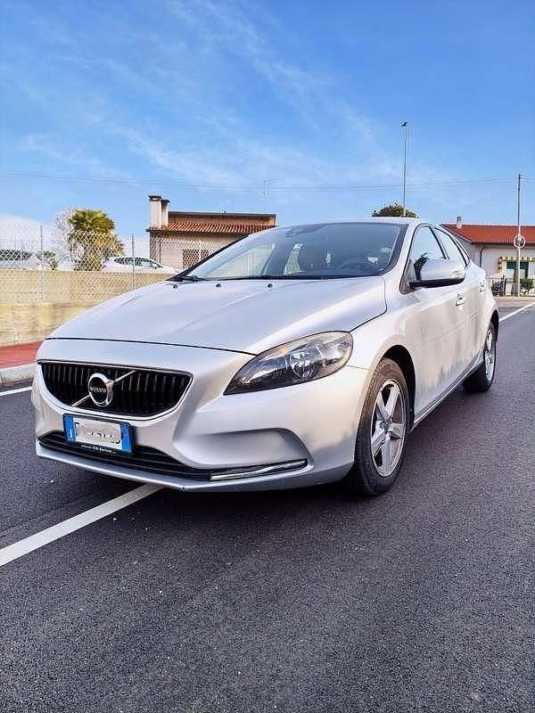 Usata Volvo V40 R-Design 120 CV (88 kW) 2017 Argento Utilitaria