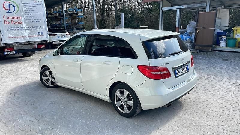 Usata Mercedes B200 Premium 156 CV (114 kW) 2012 Bianco Monovolume