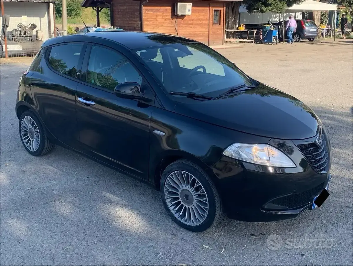 Usata Lancia Ypsilon Gold 95 CV (69 kW) 2016 Nero Utilitaria