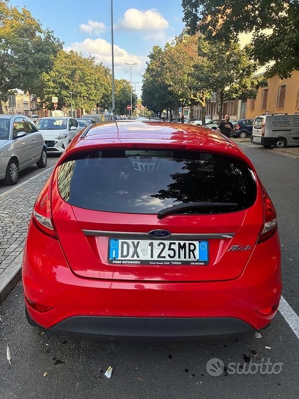 Usata Ford Fiesta 75 CV (55 kW) 2009 Rosso Utilitaria