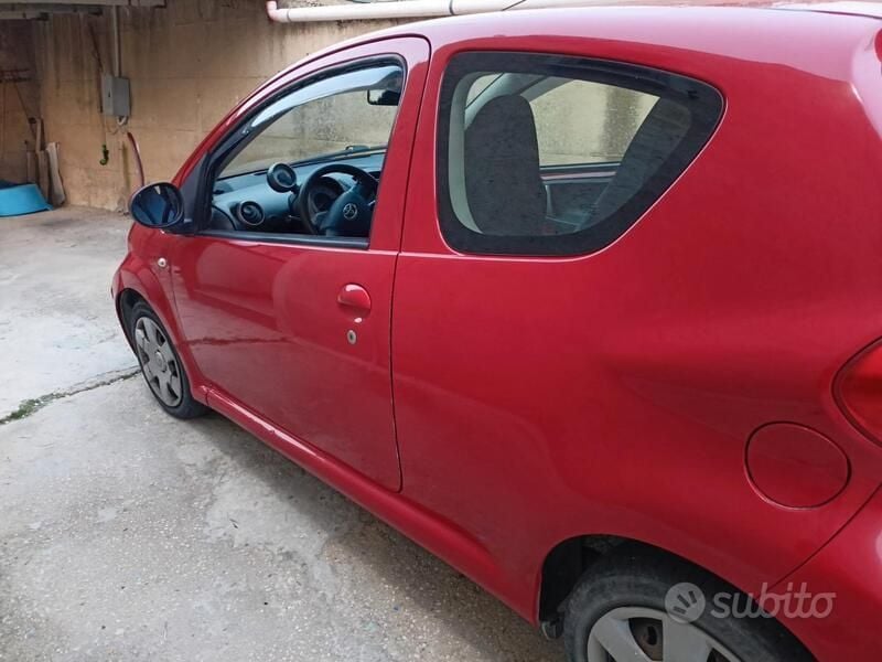 Rosso Usata 2007 Toyota Aygo Due volumi | 4000 € (Molto cara) - Immagine 1/4