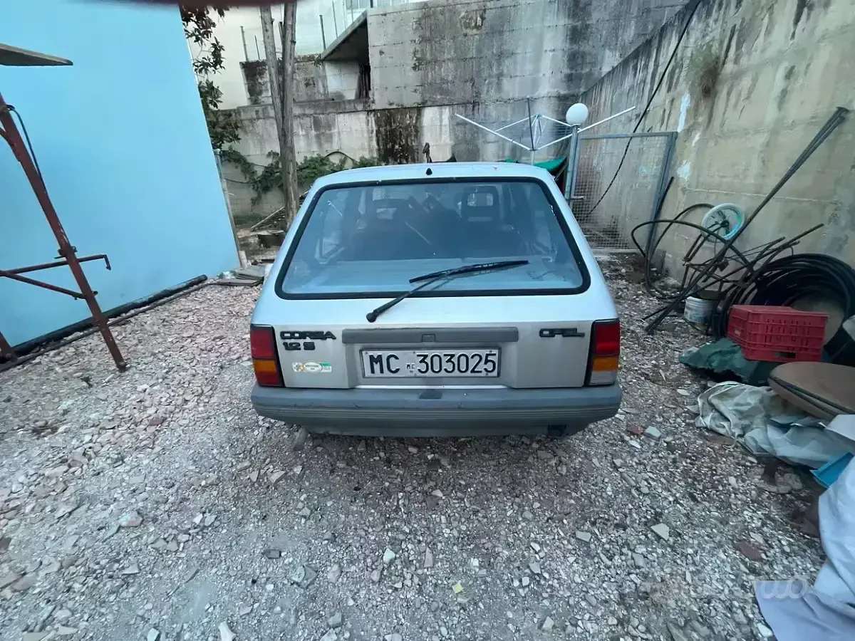 Usata Opel Corsa S 54 CV (39 kW) 1988 Grigio Berlina